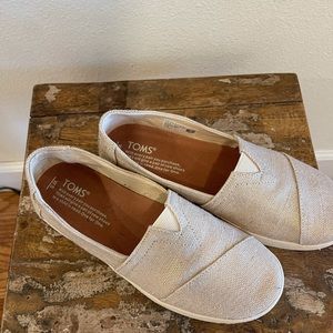 TOMS women’s size 5 slip ons.